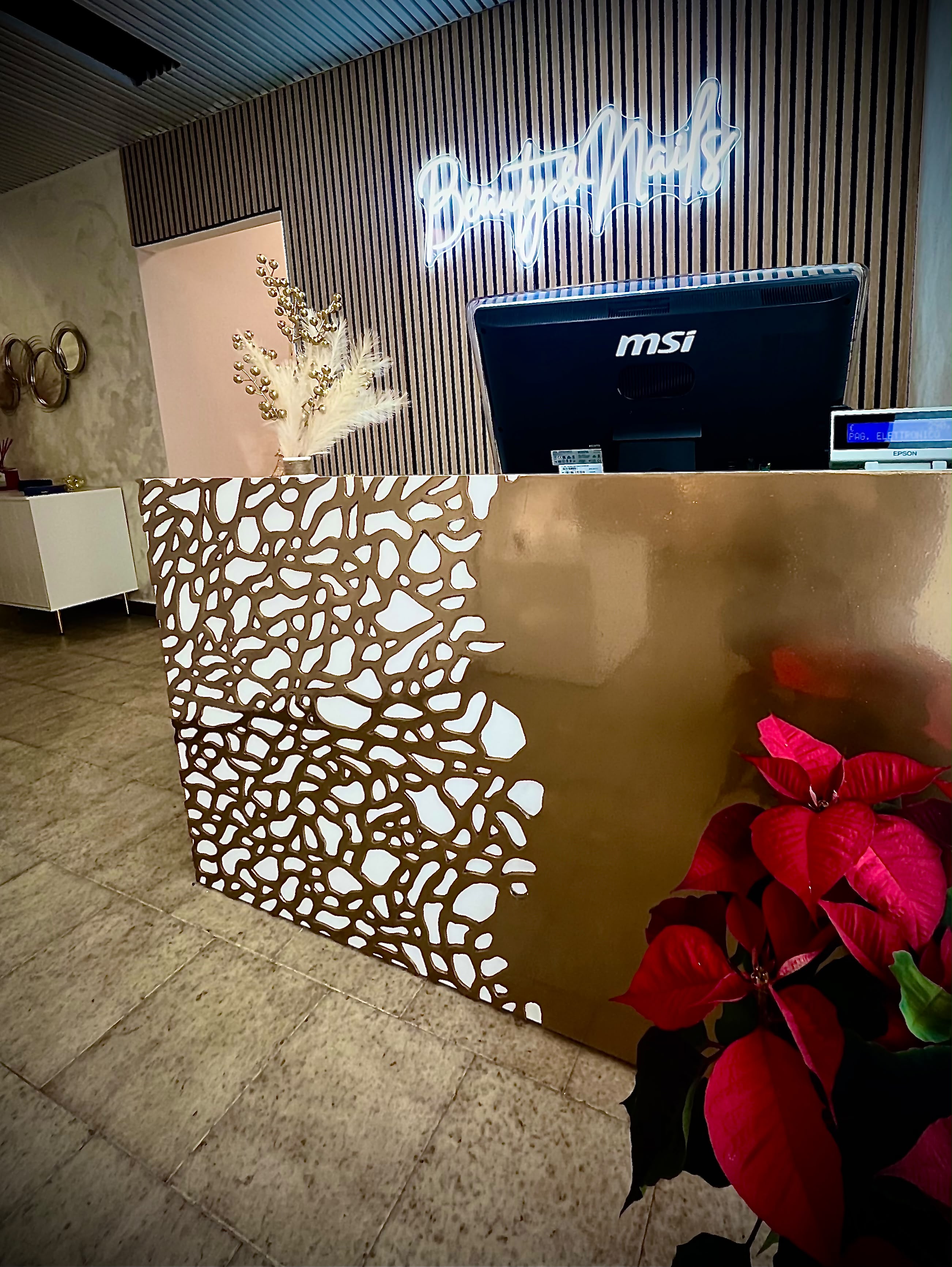 Reception di Beauty & Nails con insegna luminosa